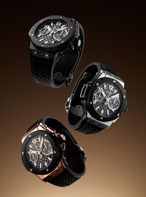 Mehrere Hublot Big Bang Chronographen mit schwarzem Zifferblatt und Kautschukarmband, verschiedene Geh&auml;usematerialien in dynamischer Schr&auml;gansicht