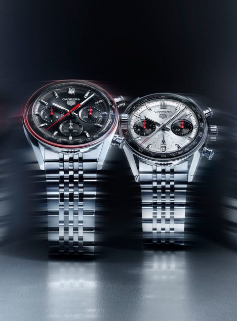 Zwei TAG Heuer Carrera Chronographen aus Edelstahl mit schwarzem und silbernem Zifferblatt, rote Akzente, sportlich-elegantes Design, dargestellt vor dynamisch verschwommenem Hintergrund. Zwei TAG Heuer Carrera Chronographen aus Edelstahl mit schwarzem und silbernem Zifferblatt, rote Akzente, sportlich-elegantes Design, dargestellt vor dynamisch verschwommenem Hintergrund.