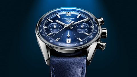 TAG Heuer Carrera Chronograph in Stahl mit blauem Zifferblatt und blauem Lederarmband vor dunkelblauem Hintergrund