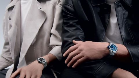 Weibliches und maennliches Model sitzen nebeneinander und tragen je eine Big Bang Integrated von Hublot am Handgelenk Weibliches und maennliches Model sitzen nebeneinander und tragen je eine Big Bang Integrated von Hublot am Handgelenk