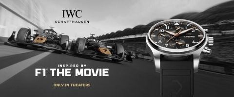 Zwei F1-Rennwagen mit IWC-Logo auf der Rennstrecke; rechts eine IWC Pilotenuhr mit ‚Inspired by F1 The Movie – Only in Theaters‘.