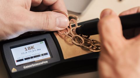 Zertifizierter Goldexperte bei Juwelier Mühlbacher prüft Schmuckkette auf Feingehalt – transparenter Goldankauf in Regensburg.