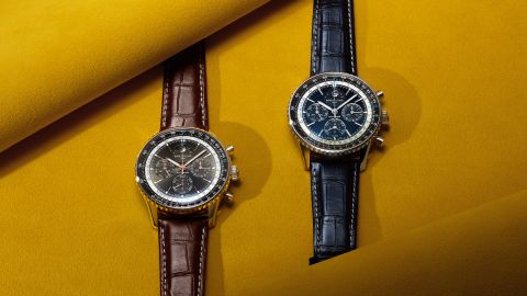 Breitling Navitimer B19 Chronograph Perpetual Calendar mit blauem und schwarzem Zifferblatt auf Lederarmband vor gelbem Hintergrund