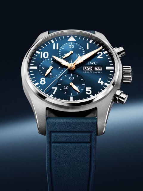 Detailansicht IWC Pilot’s Watch Chronograph Le Petit Prince mit blauem Zifferblatt, Totalisatoren und Datumsanzeige Detailansicht IWC Pilot’s Watch Chronograph Le Petit Prince mit blauem Zifferblatt, Totalisatoren und Datumsanzeige