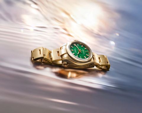Rolex Datejust 31 Ref. M276208-0002 aus 18 Karat Gelbgold mit gr&uuml;nem Zifferblatt und President-Band auf schimmerndem Hintergrund