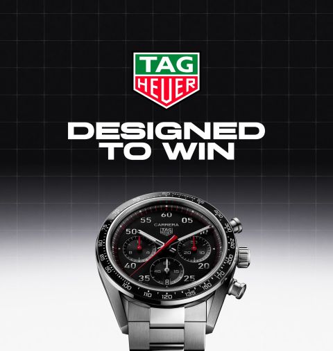 TAG Heuer Carrera Chronograph in Stahl mit schwarzer Lünette und Zifferblatt vor schwarz-weissem Hintergrund. Darüber TAG Heuer Logo und Designed to Win Schriftzug. TAG Heuer Carrera Chronograph in Stahl mit schwarzer Lünette und Zifferblatt vor schwarz-weissem Hintergrund. Darüber TAG Heuer Logo und Designed to Win Schriftzug.