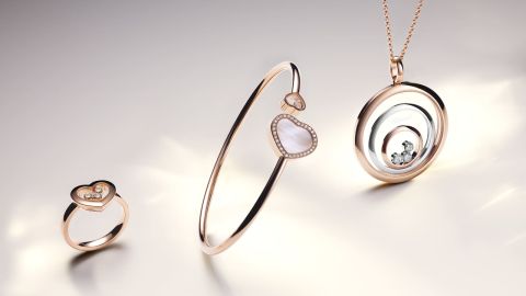 Chopard Happy Diamonds Ring in Rosegold mit 3 beweglichen Diamanten, Happy Hearts Armreif in Rosegold mit Diamanten und weissem Perlmutt, Happy Spirit Anhaenger in Rose- und Weissgold
