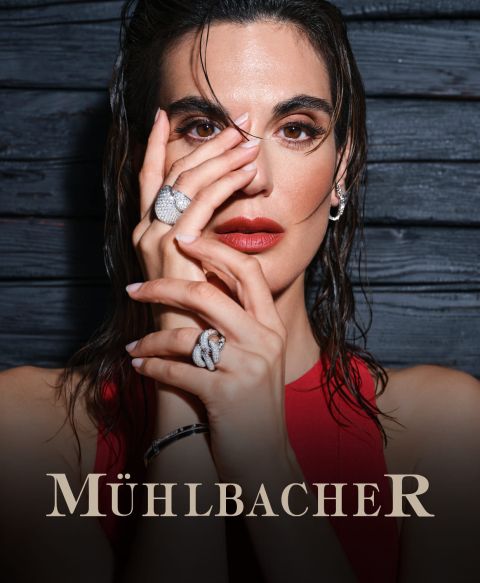 Weibliches Model mit Ring und Ohrcreolen aus dem Muehlbacher Meisteratelier