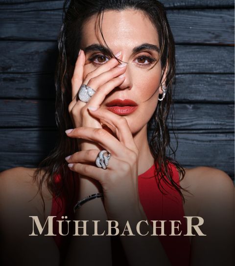 Weibliches Model mit Ring und Ohrcreolen aus dem Muehlbacher Meisteratelier