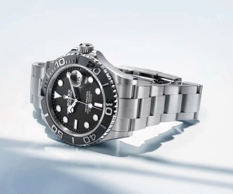 Luxuriöse Rolex Yacht-Master Armbanduhr aus Edelstahl mit schwarzem Zifferblatt und Cerachrom-Lünette – stilvolle Herrenarmbanduhr auf hellem Hintergrund