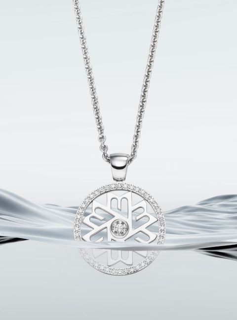 Anhänger aus der Danuvina Mill River Collection von Mühlbacher, schwebend über sanften Wasserwellen. Anhänger aus der Danuvina Mill River Collection von Mühlbacher, schwebend über sanften Wasserwellen.