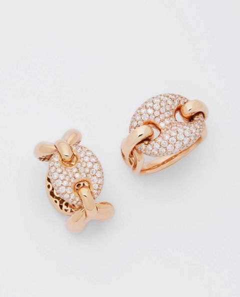 Zwei roségoldene Ringe aus der Sailor Kollektion von Crivelli mit rundem, diamantbesetztem Mittelmotiv und maritim inspirierten Verbindungselementen Zwei roségoldene Ringe aus der Sailor Kollektion von Crivelli mit rundem, diamantbesetztem Mittelmotiv und maritim inspirierten Verbindungselementen