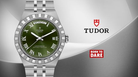 Tudor Royal Uhr in Edelstahl mit grünem Sonnenschliff-Zifferblatt, römischen Zahlen, Day-Date Anzeige und „Born to Dare“ Schriftzug auf hellem Hintergrund Tudor Royal Uhr in Edelstahl mit grünem Sonnenschliff-Zifferblatt, römischen Zahlen, Day-Date Anzeige und „Born to Dare“ Schriftzug auf hellem Hintergrund