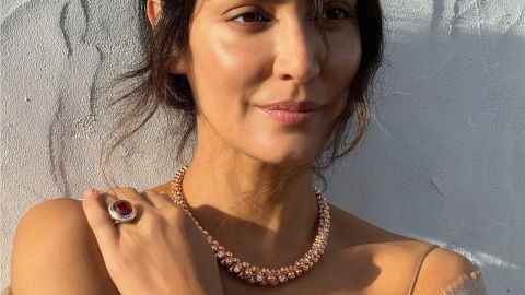 Weibliches Model traegt ein opulentes Always Diamonds Collier in Rosegold mit Diamanten und Cushion Ring in Rosegold mit Turmalin Weibliches Model traegt ein opulentes Always Diamonds Collier in Rosegold mit Diamanten und Cushion Ring in Rosegold mit Turmalin