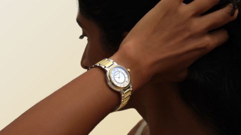 Maurice Lacroix Fiaba Uhr mit Bicolorgehaeuse, Bicolorband und weissem Zifferblatt an Damenhandgelenk getragen Maurice Lacroix Fiaba Uhr mit Bicolorgehaeuse, Bicolorband und weissem Zifferblatt an Damenhandgelenk getragen