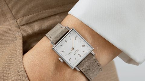 Damenhandgelenk mit Tetra Uhr von NOMOS Glashuette in Stahl mit weissem Zifferblatt und taupefarbenem Lederarmband Damenhandgelenk mit Tetra Uhr von NOMOS Glashuette in Stahl mit weissem Zifferblatt und taupefarbenem Lederarmband