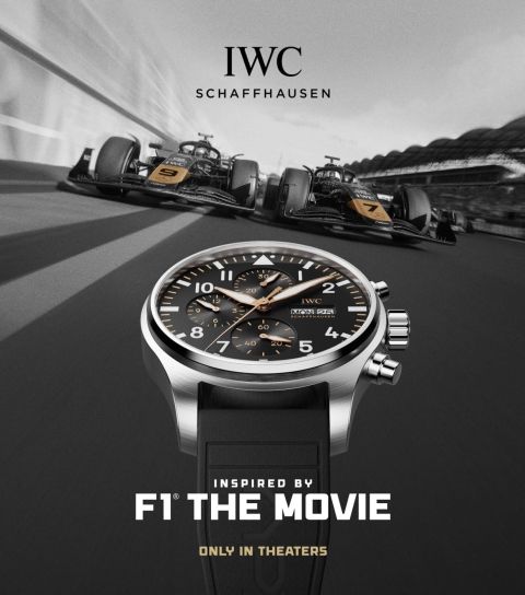 Zwei F1-Rennwagen mit IWC-Logo, vorne eine große IWC Pilotenuhr mit Text ‚Inspired by F1 The Movie – Only in Theaters‘.