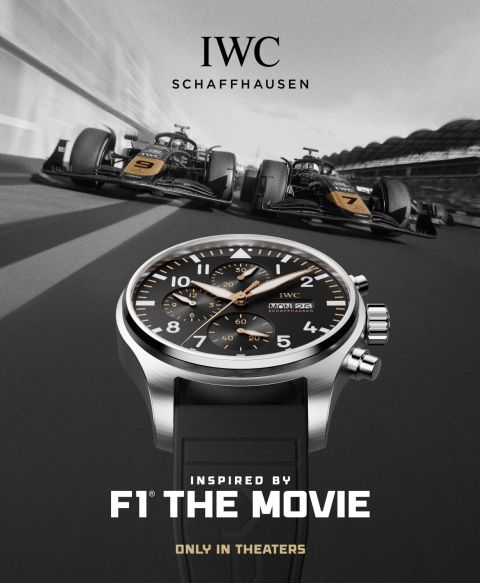 Zwei F1-Rennwagen mit IWC-Logo, vorne eine große IWC Pilotenuhr mit Text ‚Inspired by F1 The Movie – Only in Theaters‘.