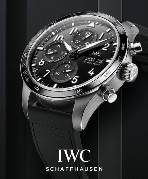 IWC Pilot’s Watch Chronograph aus Edelstahl mit schwarzem Zifferblatt, Tachymeter-Lünette und schwarzem Kautschukarmband, frontal seitlich dargestellt mit IWC-Schaffhausen-Logo darunter. IWC Pilot’s Watch Chronograph aus Edelstahl mit schwarzem Zifferblatt, Tachymeter-Lünette und schwarzem Kautschukarmband, frontal seitlich dargestellt mit IWC-Schaffhausen-Logo darunter.