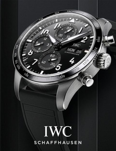 IWC Pilot&rsquo;s Watch Chronograph aus Edelstahl mit schwarzem Zifferblatt, Tachymeter-L&uuml;nette und schwarzem Kautschukarmband, frontal seitlich dargestellt mit IWC-Schaffhausen-Logo darunter.
