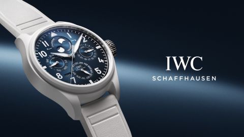 IWC Pilot’s Watch mit blauem Zifferblatt und ewigem Kalender, links im Bild, rechts das IWC Schaffhausen Logo IWC Pilot’s Watch mit blauem Zifferblatt und ewigem Kalender, links im Bild, rechts das IWC Schaffhausen Logo