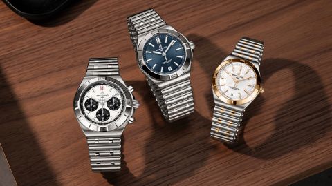 Breitling Chronomat Kollektion mit Chronomat B01 42 Chronograph, Automatic 40 mit blauem Zifferblatt und Automatic 36 in Bicolor auf edler Holzoberfl&auml;che.
