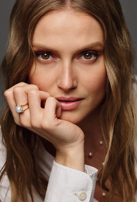 Model mit Gellner Ring aus Ros&eacute;gold mit wei&szlig;er Perle.