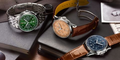 Drei Breitling Premier Chronographen mit Stahlgehaeusen, Zifferblaetter in gruen, kupfer und blau und Armbaender in Stahl und braunem Leder auf Lifestylehintergrund Drei Breitling Premier Chronographen mit Stahlgehaeusen, Zifferblaetter in gruen, kupfer und blau und Armbaender in Stahl und braunem Leder auf Lifestylehintergrund