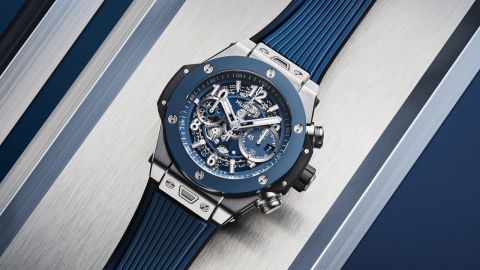 Hublot Big Bang Unico Titanium Blue Ceramic auf dem Gehaeuseboden liegend  Hublot Big Bang Unico Titanium Blue Ceramic auf dem Gehaeuseboden liegend