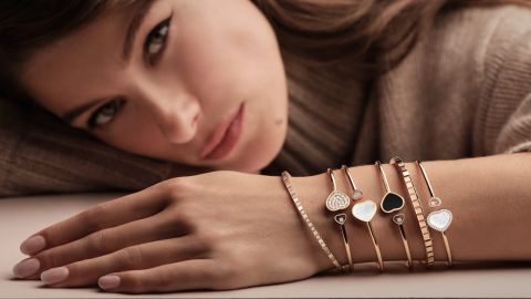 Weibliches Model mit 4 Happ Hearts Armreifen und 2 Ice Cube Armbaender jeweils in Rosegold im Layering Look an einem Arm Weibliches Model mit 4 Happ Hearts Armreifen und 2 Ice Cube Armbaender jeweils in Rosegold im Layering Look an einem Arm