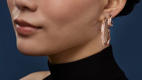 Damenmodel mit zwei Ice Cube Creolen in Rosegold mit Diamanten am Ohr Damenmodel mit zwei Ice Cube Creolen in Rosegold mit Diamanten am Ohr