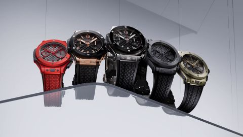 Fuenf Hublot Big Bang 20th Anniversary Uhren nebeneinander vor grauem Hintergrund