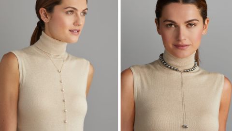 Verstellbare Perlenketten von Yana Nesper, getragen als Choker oder lange Kette mit weißen oder dunklen Perlen. Verstellbare Perlenketten von Yana Nesper, getragen als Choker oder lange Kette mit weißen oder dunklen Perlen.