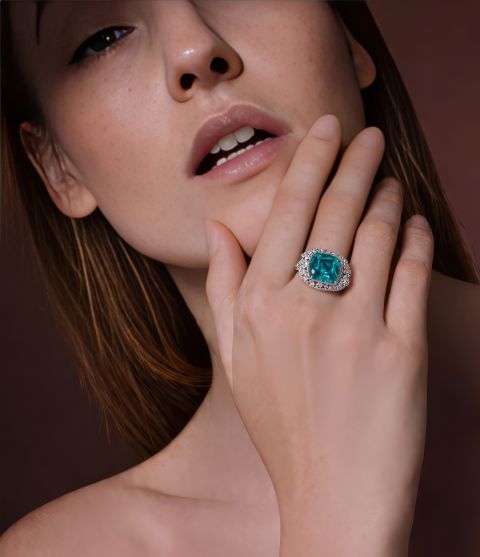 Model tr&auml;gt einen High Jewellery Ring aus der Unique Kollektion von Atelier M&uuml;hlbacher mit hochkar&auml;tigem Paraiba Turmalin und Diamantbesatz