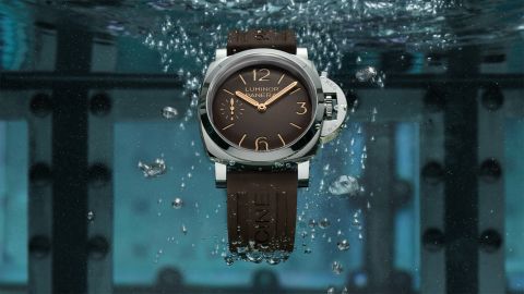 Panerai Luminor Taucheruhr unter Wasser mit Luftblasen, braunes Zifferblatt und robustes Armband – luxuriöse Sportuhr mit hoher Wasserdichtigkeit Panerai Luminor Taucheruhr unter Wasser mit Luftblasen, braunes Zifferblatt und robustes Armband – luxuriöse Sportuhr mit hoher Wasserdichtigkeit