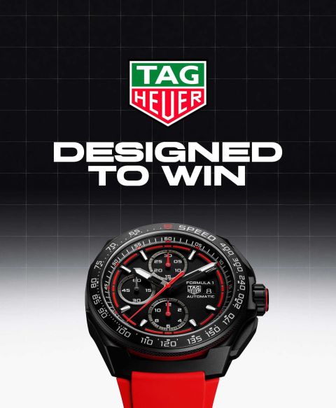 TAG Heuer Logo mit Designed to win Schriftzug, darunter ein TAG Heuer Formula 1 Chronograph mit schwarzem Gehaeuse, schwarzem Zifferblatt und rotem Kautschukband TAG Heuer Logo mit Designed to win Schriftzug, darunter ein TAG Heuer Formula 1 Chronograph mit schwarzem Gehaeuse, schwarzem Zifferblatt und rotem Kautschukband