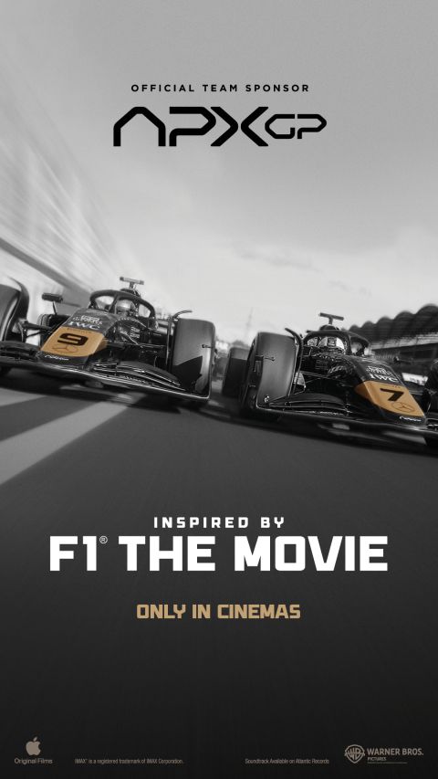 Zwei Rennwagen rasen Seite an Seite auf einer Strecke, mit den Nummern 9 und 7. Oben steht „Official Team Sponsor APX GP“, unten der Titel „Inspiriert von F1 The Movie – Nur im Kino“