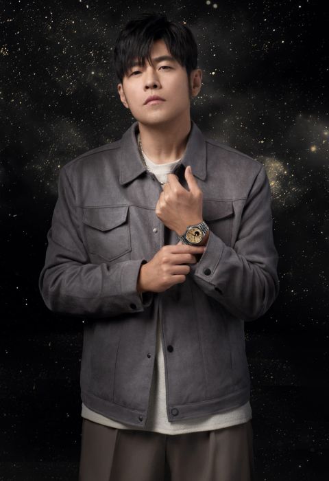 Jay Chou trägt eine TUDOR 1926 Luna Uhr mit champagnerfarbenem Zifferblatt und Mondphasenanzeige vor einem Hintergrund mit funkelndem Sternenhimmel. Jay Chou trägt eine TUDOR 1926 Luna Uhr mit champagnerfarbenem Zifferblatt und Mondphasenanzeige vor einem Hintergrund mit funkelndem Sternenhimmel.