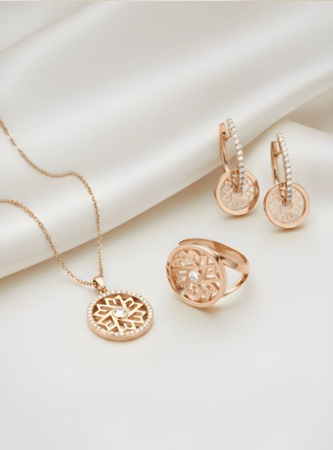 Ringe, Ohrringe und Anhänger der Danuvina Mill River Collection von Mühlbacher, stilvoll auf hellem Stoff präsentiert. Ringe, Ohrringe und Anhänger der Danuvina Mill River Collection von Mühlbacher, stilvoll auf hellem Stoff präsentiert.