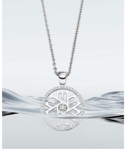 Danuvina Mill River Anhaenger in Weissgold mit Diamanten über sanften Wasserwellen