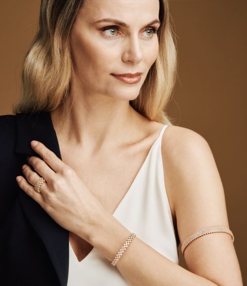 Model trägt Serafino Consoli Diamantarmband, Multisize Armreif am Oberarm und Diamantring Model trägt Serafino Consoli Diamantarmband, Multisize Armreif am Oberarm und Diamantring