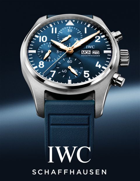 Fliegeruhr IWC Pilot’s Watch Chrono Le Petit Prince mit blauem Zifferblatt, unten das IWC Logo auf blauem Hintergrund Fliegeruhr IWC Pilot’s Watch Chrono Le Petit Prince mit blauem Zifferblatt, unten das IWC Logo auf blauem Hintergrund