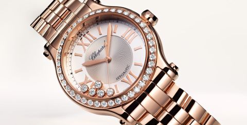 Chopard Happy Sport Damenuhr mit Gehaeuse und Band in Rosegold, Diamantluenette, silbernem Zifferblatt mit 5 beweglichen Diamanten auf hellem Hintergrund