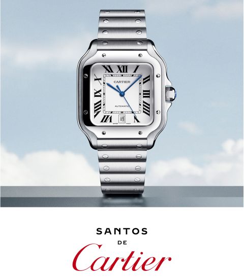 Santos de Cartier Uhr in Stahl mit weissem Zifferblatt vor Himmelshintergrund, darunter Santos de Cartier Logo