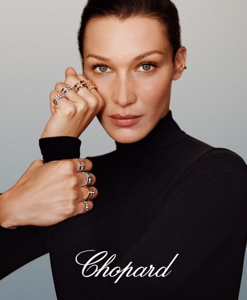 Bella Hadid traegt Ice Cube Ringe und ein Ice Cube Ohrring von Chopard