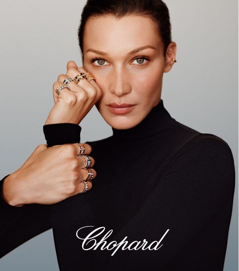 Bella Hadid traegt Ice Cube Ringe und ein Ice Cube Ohrring von Chopard