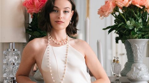 Weibliches Model treagt mehrere Perlenketten und Perlenohrringe von Yana Nesper Weibliches Model treagt mehrere Perlenketten und Perlenohrringe von Yana Nesper