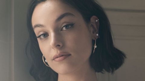 Nahaufnahme einer jungen Frau mit kurzen, dunklen Haaren und elegantem Ohrschmuck von Yana Nesper – goldene Creolen und mehrere Perlen-Ohrringe zieren ihr Ohr. Nahaufnahme einer jungen Frau mit kurzen, dunklen Haaren und elegantem Ohrschmuck von Yana Nesper – goldene Creolen und mehrere Perlen-Ohrringe zieren ihr Ohr.