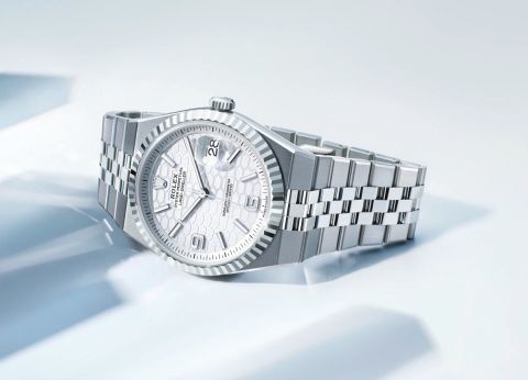 Rolex Land-Dweller Armbanduhr aus Edelstahl mit silbernem Jubilé-Armband und hellem strukturiertem Zifferblatt auf hellem Hintergrund inszeniert.