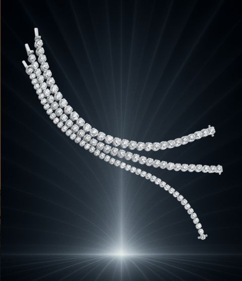 Drei Diamant-Tennisarmbänder aus der Anniversary Kollektion von Atelier Mühlbacher in Weißgold, fächerförmig angeordnet auf dunklem Hintergrund mit Lichtstrahlen. Drei Diamant-Tennisarmbänder aus der Anniversary Kollektion von Atelier Mühlbacher in Weißgold, fächerförmig angeordnet auf dunklem Hintergrund mit Lichtstrahlen.